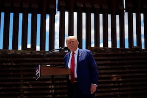 Donald Trump da una conferencia de prensa junto a la frontera sur con México, en agosto de 2024 (Archivo)