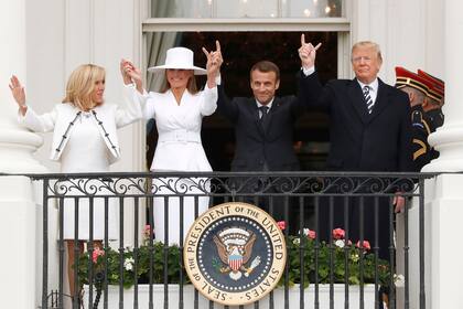 Trump y Macron, saludan desde el balcón con las primeras damas