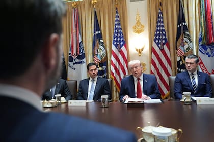 Donald Trump en una reunión de gabinete junto a los secretarios de Estado (Marco Rubio) y Defensa (Pete Hegseth), dos de sus más firmes colaboradores