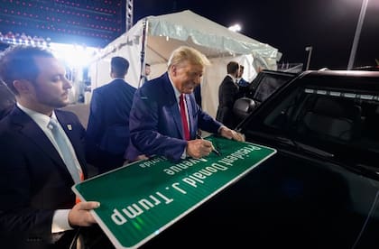 Donald Trump firma el cartel de la avenida que ahora llevará su nombre en Hialeah
