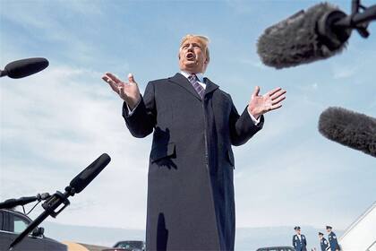 Donald Trump, hábil para hacer de la política un show permanente, habla con la prensa el martes pasado