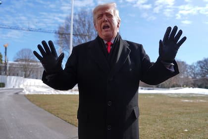 Donald Trump habla con la prensa en la Casa Blanca.