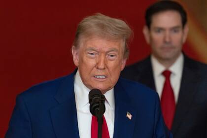 Donald Trump habla; detrás, el secretario de Estado Marco Rubio