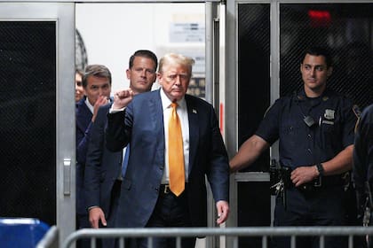 Donald Trump ingresa a la corte donde se lleva adelante el juicio en su contra, en Manhattan