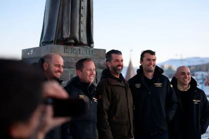 Donald Trump Jr. -al medio- visitó la isla a inicios de enero