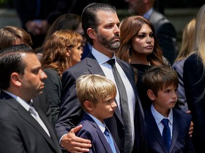 Donald Trump Jr., en el centro, observa con dos de sus hijos como el ataúd de su madre, Ivana Trump, es llevado a la Iglesia Católica Romana de San Vicente Ferrer, el miércoles 20 de julio de 2022, en Nueva York.
