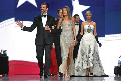 Donald Trump Jr llega al Liberty Ball del brazo de su hija Kai Madison (17), que eligió un vestido bordado con cristales by Sherri Hill. Los siguen Ivanka con su marido y, atrás, Eric, otro de los hijos del Presidente.