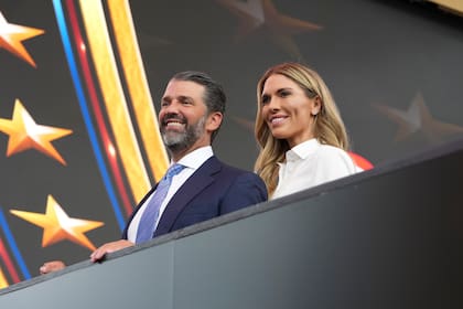 Donald Trump Jr. y Bettina Anderson asisten a la celebración del 250º aniversario del Ejército en el National Mall, en Washington, el 14 de junio de 2025