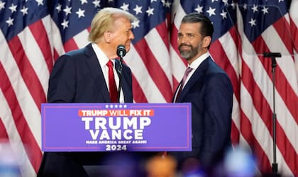 Donald Trump junto a Donald Jr. durante la campaña