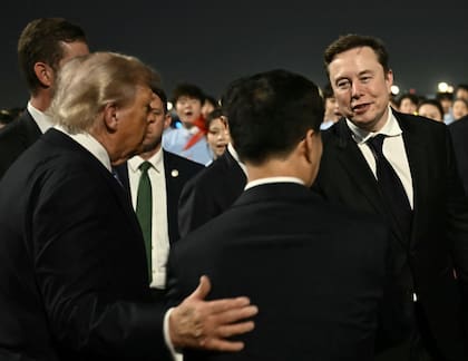 Donald Trump junto a Elon Musk como parte de la delegación estadounidense en China, que incluyó empresarios tecnológicos