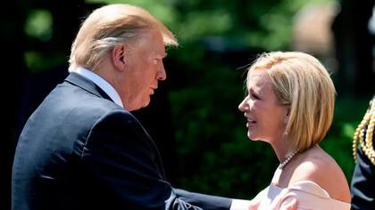 Donald Trump junto a la pastora Paula White-Cain, quien lidera la llamada Oficina de la Fe de la Casa Blanca