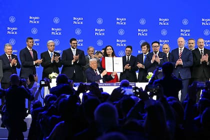 Donald Trump, junto a otros líderes, al presentar el lanzamiento del Consejo de Paz, en Davos, Suiza.
