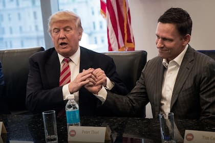 Donald Trump junto a Peter Thiel