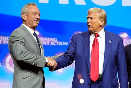 Donald Trump junto a Robert F. Kennedy Jr. en un mitin de campaña en Duluth, Georgia