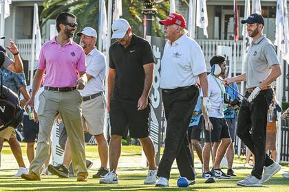 Donald Trump junto a sus hijos Donald junior, Eric y Brooks Koepka, en el Trump National Doral Miami GC