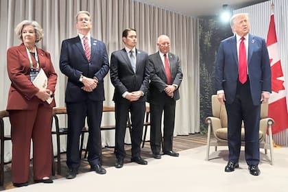 Donald Trump, junto a Susie Wiles, Scott Bessent, Marco Rubio y Pete Hoekstra, en Kananaskis, Canada.