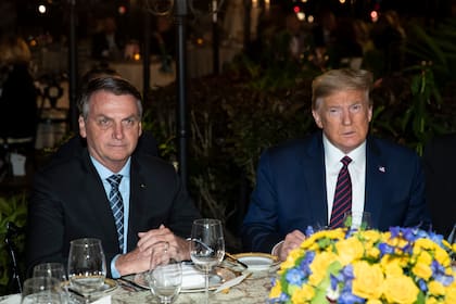 Donald Trump junto al entonces presidente brasileño Jair Bolsonaro, su gran aliado, en un almuerzo en Florida en 2020.