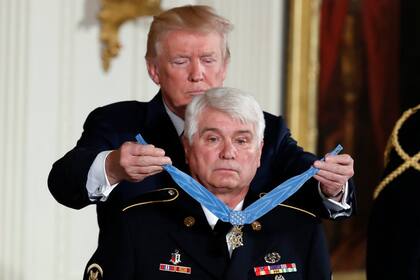 Donald Trump durante la condecoración del militar James McCloughan