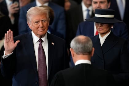 Donald Trump jura el cargo como el 47 presidente de Estados Unidos ante el juez John Roberts, mientras Melania Trump sotiene la Biblia en la Rotonda del Capitolio, en Washington, el lunes 20 de enero de 2025.