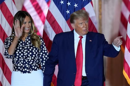 El expresidente Donald Trump en el escenario con su mujer, Melania Trump, después de anunciar su tercera candidatura a la presidencia 