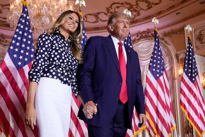El ex presidente Donald Trump se encuentra en el escenario junto a la ex primera dama Melania Trump después de anunciar su candidatura para la presidencia por tercera vez en Mar-a-Lago en Palm Beach, Florida, el martes 15 de noviembre de 2022.