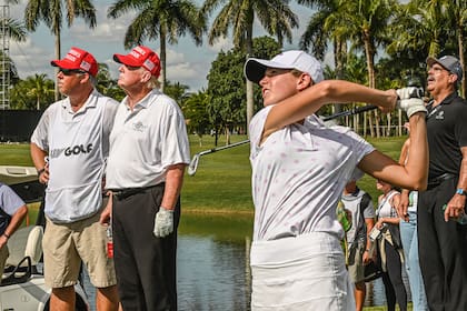 Donald Trump observa a su nieto Kai jugando en el Doral Miami GC, en Florida