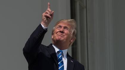 Como Donald Trump, varias personas observaron el eclipse solar sin las gafas de protección y consultaron los motivos del dolor, según Google Trends