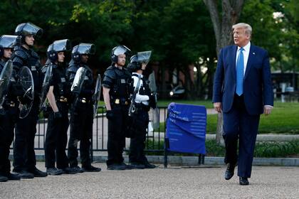 Donald Trump pasa frente a la policía en el parque Lafayette
