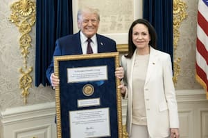 Donald Trump posa con la medalla del Nobel junto a María Corina Machado