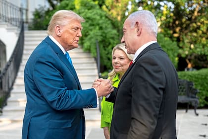 Donald Trump recibió al primer ministro israelí Benjamin Netanyahu y a su esposa Sara en el Pórtico Sur de la Casa Blanca el mes pasado