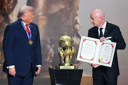 Donald Trump recibió el Premio FIFA de la Paz que le entregó Gianni Infantino, en el sorteo del Mundial 2026, en Washington.