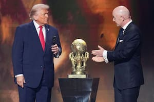 Acusan a Infantino de infringir los códigos éticos de la FIFA por su respaldo a Trump y la premiación en el sorteo