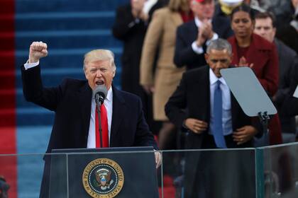 Donald Trump, recién juramentado como el 45º presidente de Estados Unidos, levanta el puño mientras se dirige a la multitud en el Capitolio de Estados Unidos en Washington, 20 de enero de 2017.