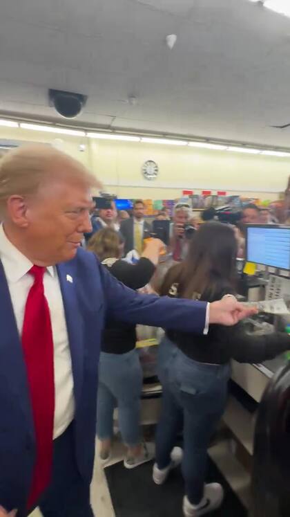 Donald Trump sacó 100 dólares de su dinero y se lo entregó a una madre de familia