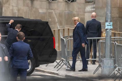 Donald Trump sale de los tribunales de Manhattan (Photo by David Dee Delgado / GETTY IMAGES NORTH AMERICA / Getty Images via AFP)
