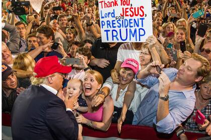 Donald Trump saluda a simpatizantes de Alabama en agosto de 2015