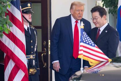 Donald Trump saluda al presidente surcoreano, Lee Jae Myung, en la Casa Blanca, el 25 de agosto de 2025.