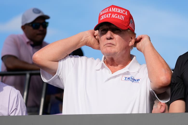 Donald Trump se ajusta la gorra roja con la sigla Make America Great Again
Rebecca Blackwell - AP