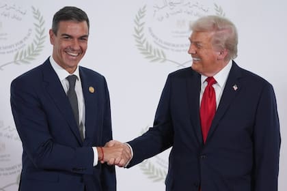 Donald Trump suspende el comercio con España tras la negativa de Pedro Sánchez al uso de bases militares en Andalucía