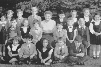 Donald Trump, ubicado en la fila de arriba a la derecha de la maestra (Kew Forest School)