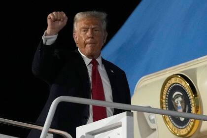Donald Trump viajó desde Florida hacia Nueva Orleans para ver el Super Bowl, en pleno vuelo anunció la imposición de aranceles del 25% en el aluminio y el acero