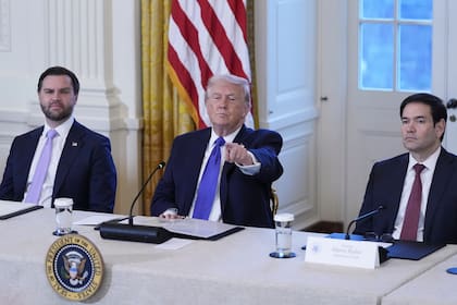 Donald Trump, vicepresidente J.D. Vance (izquierda) y al secretario de Estado Marco Rubio (derecha) durante una reunión con ejecutivos petroleros en la Sala Este de la Casa Blanca