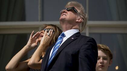 Donald Trump vio el eclipse solar desde la Casa Blanca