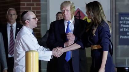 Donald Trump visitó al congresista baleado y dijo que está en condición crítica