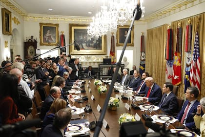 Donald Trump y Javier Milei, junto a sus comitivas, en la Casa Blanca.