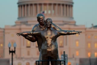 Colocan una estatua satírica de Donald Trump y Jeffrey Epstein como Jack y Rose, la pareja de “Titanic”