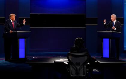 Donald Trump y Joe Biden discuten durante el segundo debate presidencial, el 22 de octubre de 2020, en la Universidad Belmont en Nashville, Tennessee. (AP Foto/Patrick Semansky, archivo)