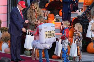 Qué regalos le entregaron Trump y Melania a los niños que visitaron la Casa Blanca
