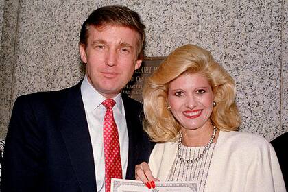 Donald Trump y su entonces esposa, Ivana Trump, posan afuera del Tribunal Federal de Nueva York, después de que ella prestó juramento como ciudadana estadounidense, en mayo de 1988
