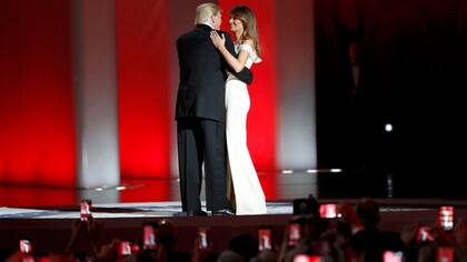 Donald Trump y su mujer, Melania en su primer baile como presidente y primera dama